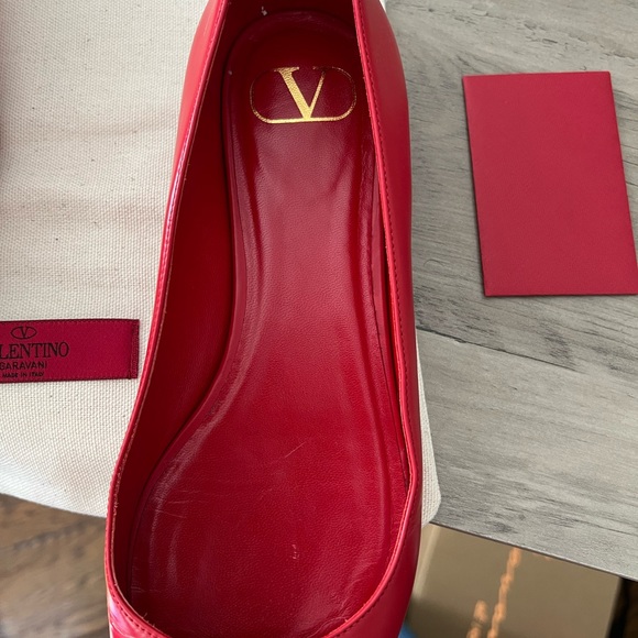 Gorgeous Valentino Garavani red logo flats! - Picture 3 of 7